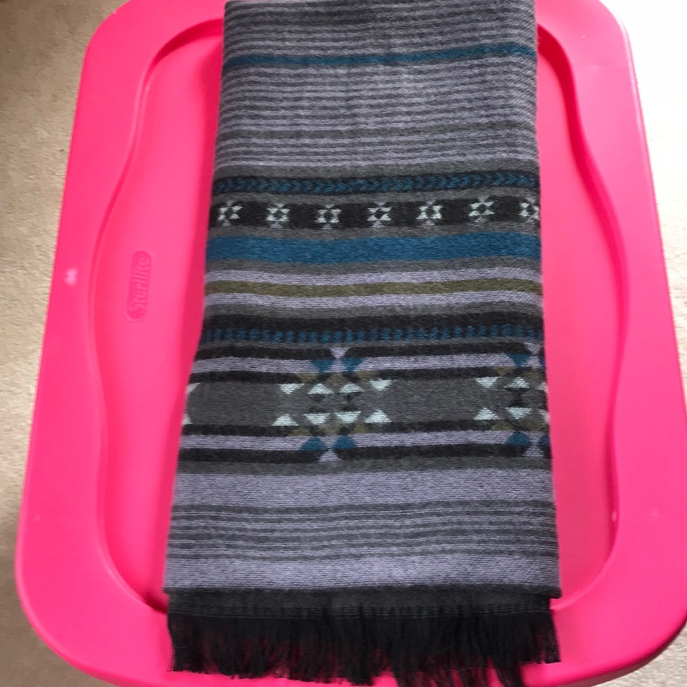 NWT Leto Collection Gray & Blue Aztec Design Scarf